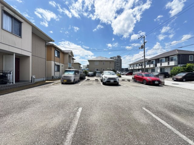 ダイヤメゾン C棟の駐車場