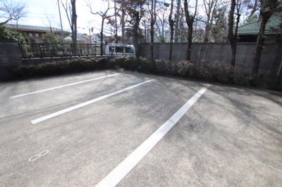 ★敷地内駐車場★（空き状況・使用料等詳細はご確認下さい）
