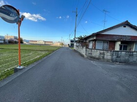 売土地の前面道路含む現地写真
