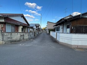 売土地の前面道路含む現地写真