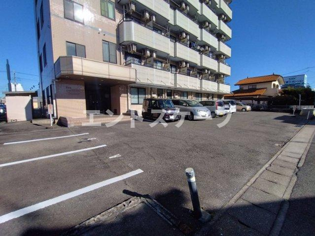 サンハピネスの駐車場|高崎、前橋エリアのお部屋探しはエンドスケープまで！お客様の理想お聞かせ下さい♪