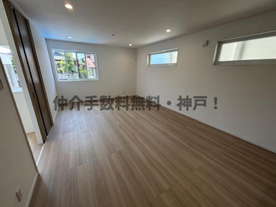 【居間・リビング】 | 神戸市西区富士見が丘２丁目　新築戸建２号棟　仲介手数料無料！ | ゆったり過ごせる居間です