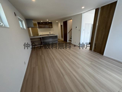 【居間・リビング】 | 神戸市西区富士見が丘２丁目　新築戸建２号棟　仲介手数料無料！ | 居間です