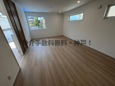 【居間・リビング】 | 神戸市西区富士見が丘２丁目　新築戸建２号棟　仲介手数料無料！ | こちらの居間で趣味の時間をお楽しみください