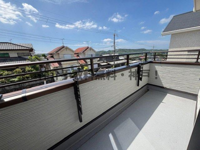 【バルコニー】 | 神戸市西区富士見が丘２丁目　新築戸建２号棟　仲介手数料無料！ | バルコニーからの眺めを楽しみながら食事をしませんか