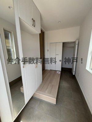 【玄関】 | 神戸市西区富士見が丘２丁目　新築戸建２号棟　仲介手数料無料！ | 収納もある玄関です