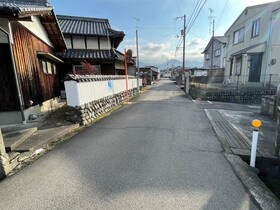 売土地の前面道路含む現地写真