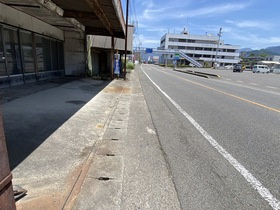 売土地の前面道路含む現地写真