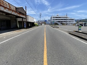 売土地の前面道路含む現地写真