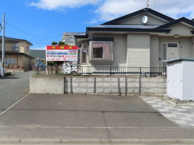 北見市美山町西４丁目５０番地２０４ 平屋建中古売家の駐車場|南側から見た駐車場です。駐車場の横には物置1棟があります。
