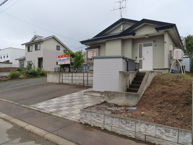 北見市美山町西４丁目５０番地２０４ 平屋建中古売家の外観|外部に階段があり、建物はフェンスで囲まれてます。