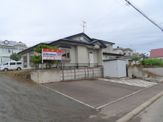 北見市美山町西４丁目５０番地２０４ 平屋建中古売家の駐車場|敷地内駐車場は舗装で普通車３台駐車可です。