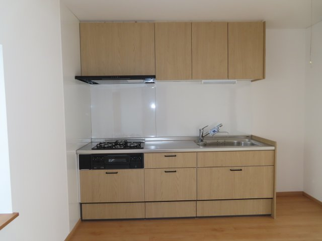 北見市美山町西４丁目５０番地２０４ 平屋建中古売家のキッチン|キッチンはシステムキッチンでガスコンロ・グリル付きで吊戸棚(収納)も付いてます。