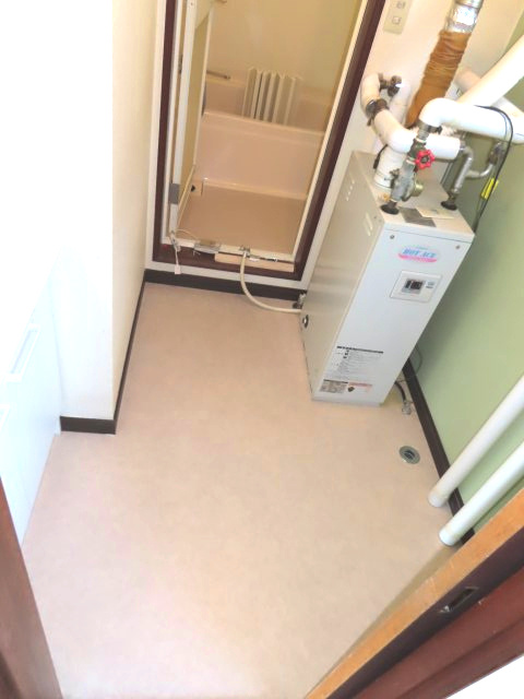 北見市美山町西４丁目５０番地２０４ 平屋建中古売家の脱衣所|脱衣所はクロス、クッションフロアを張り替えてました。洗濯機置場もしっかり確保されています。
