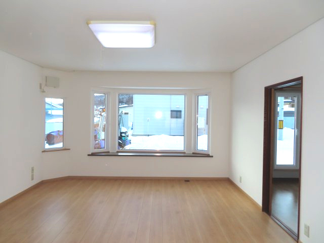 北見市美山町西４丁目５０番地２０４ 平屋建中古売家の居間・リビング|リビングは床を上張りして天井と壁のクロスを張り替えました。