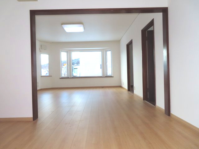 北見市美山町西４丁目５０番地２０４ 平屋建中古売家の居間・リビング|キッチン側から見たリビングになります。