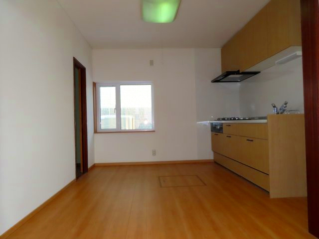北見市美山町西４丁目５０番地２０４ 平屋建中古売家のキッチン|キッチンの床も上張りして天井と壁のクロスを張り替えました。