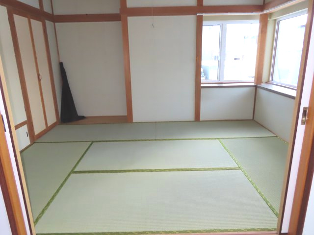 北見市美山町西４丁目５０番地２０４ 平屋建中古売家の和室|和室は畳を表替えし壁のクロスを張り替えました。