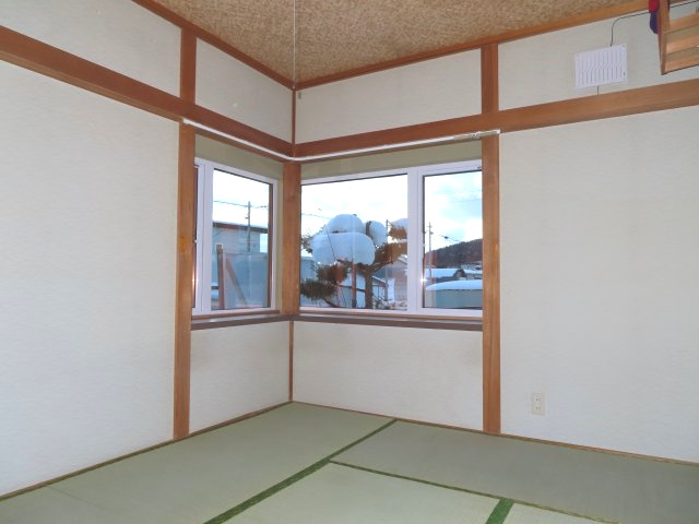 北見市美山町西４丁目５０番地２０４ 平屋建中古売家の和室|和室の出窓はトリプルサッシにリフォームし、断熱効果が向上しました。