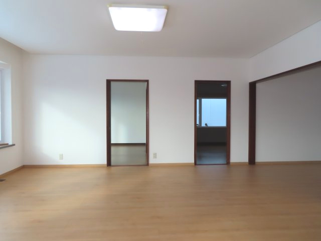 北見市美山町西４丁目５０番地２０４ 平屋建中古売家の居間・リビング|和室側から見たリビングです。