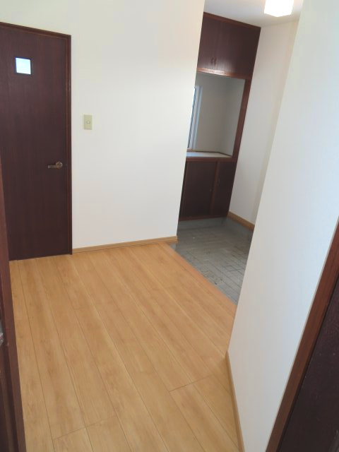 北見市美山町西４丁目５０番地２０４ 平屋建中古売家の玄関|玄関ホールの床は上張りし壁クロスも張り替えました。