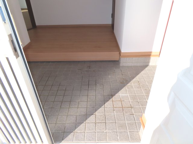 北見市美山町西４丁目５０番地２０４ 平屋建中古売家の玄関|玄関の靴置場は広めで下駄箱もあります。