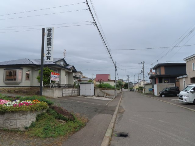 北見市美山町西４丁目５０番地２０４ 平屋建中古売家の前面道路含む現地写真|西側から撮影した前面道路の画像です。北側に建物があり南向きです。