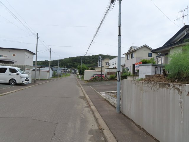 北見市美山町西４丁目５０番地２０４ 平屋建中古売家の前面道路含む現地写真|東側から撮影した前面道路です。幅員は8ｍです。