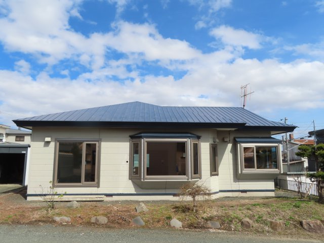 北見市美山町西４丁目５０番地２０４ 平屋建中古売家の外観|西側外観です。外窓は高断熱トリプルサッシにリフォームしております。