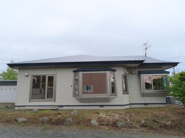 北見市美山町西４丁目５０番地２０４ 平屋建中古売家の外観|西側外観です。外窓は高断熱トリプルサッシにリフォームしております。