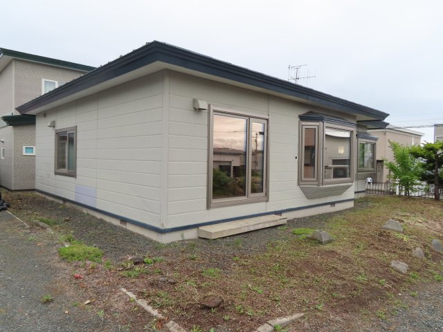 北見市美山町西４丁目５０番地２０４ 平屋建中古売家の外観|北西側外観です。外窓リフォーム済。