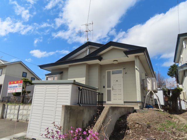 北見市美山町西４丁目５０番地２０４ 平屋建中古売家の外観|外部に階段があり、建物はフェンスで囲まれてます。