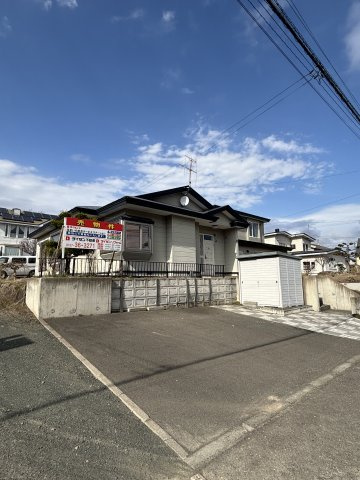 北見市美山町西４丁目５０番地２０４ 平屋建中古売家の駐車場|敷地内駐車場は舗装で普通車３台駐車可です。