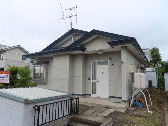 北見市美山町西４丁目５０番地２０４ 平屋建中古売家の外観|南側玄関の外観になります。ちょっとした植栽もあります。