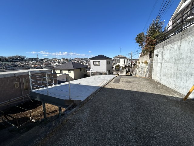 ◆価格改定◆完成済み◆泉区白百合1丁目 新築戸建て 2980万円の前面道路含む現地写真