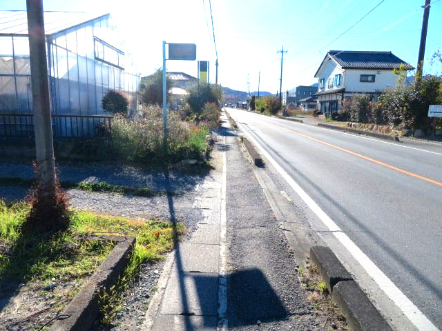神川町大字新里　中古1200ｵｰﾅｰﾁｪﾝｼﾞ(売賃貸住宅）の前面道路含む現地写真
