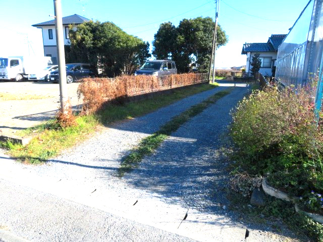 神川町大字新里　中古1200ｵｰﾅｰﾁｪﾝｼﾞ(売賃貸住宅）の前面道路含む現地写真