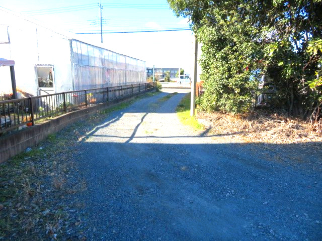 神川町大字新里　中古1200ｵｰﾅｰﾁｪﾝｼﾞ(売賃貸住宅）の前面道路含む現地写真