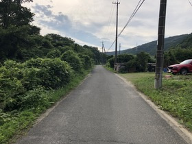 西条市下島山甲2757-25、26の前面道路含む現地写真