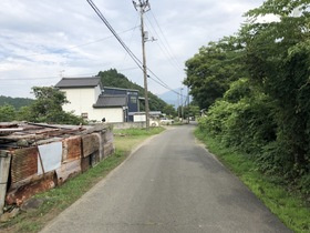 西条市下島山甲2757-25、26の前面道路含む現地写真