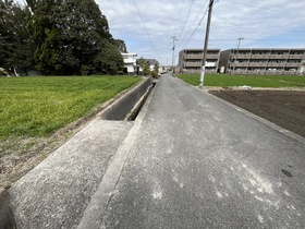 売土地の前面道路含む現地写真