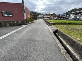 売土地の前面道路含む現地写真