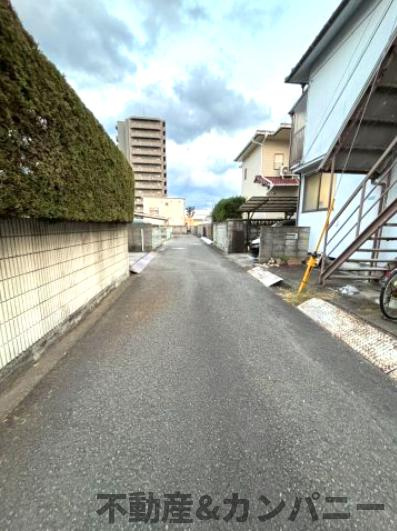 徒歩3分以内でコンビニもドラッグストアも病院も…全てが揃う場所、松山市中央のトチの前面道路含む現地写真|前面道路の状況（西から東へ向けて撮影）