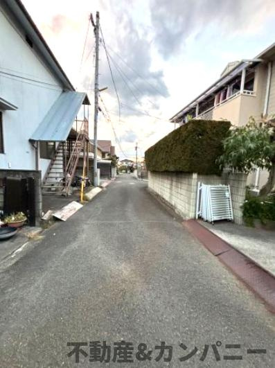 徒歩3分以内でコンビニもドラッグストアも病院も…全てが揃う場所、松山市中央のトチの前面道路含む現地写真|前面道路の状況（東から西へ向けて撮影）