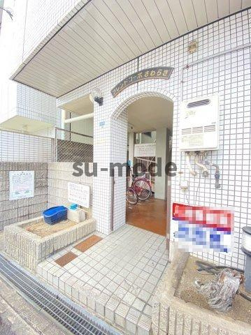 フレンドコーポさわらぎのエントランス