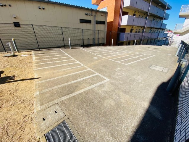 センチュリー成田の駐車場