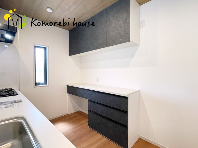 川島町下伊草　新築一戸建て　いろどりアイタウン　02のキッチン|カップボードです