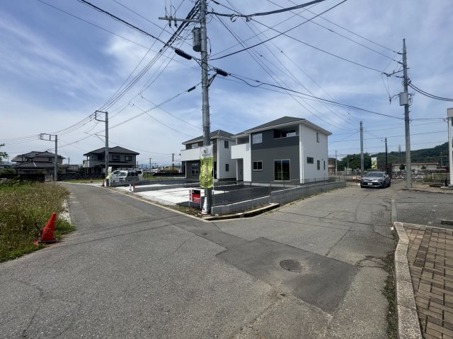 新築　甘楽郡甘楽町1期　3号棟の前面道路含む現地写真|現地写真　南側接道幅員約3.9ｍ　東側接道幅員約3.3ｍ