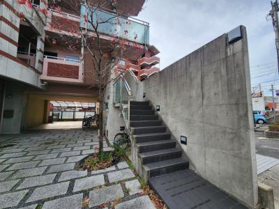 ザックス天神川のエントランス