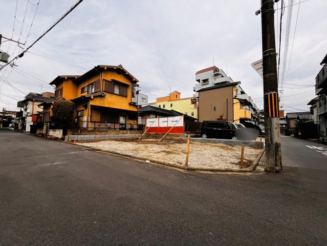 花園春日町の前面道路含む現地写真|現状更地です！角家のため、通風良好＆日当たり良好！南西向きのおうちです！